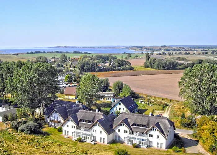 Strandhaus Mönchgut: Beachside Retreat With Wintergarden And Access * Lobbe