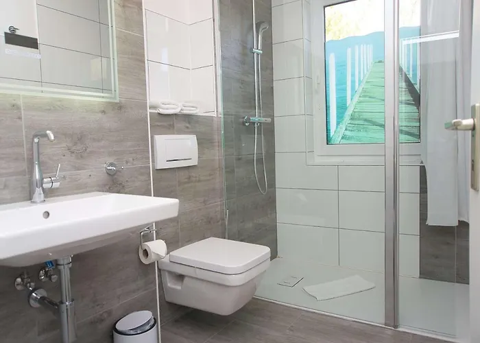 Apartment Strandhaus Mönchgut: Beachside Retreat With Wintergarden And Access *